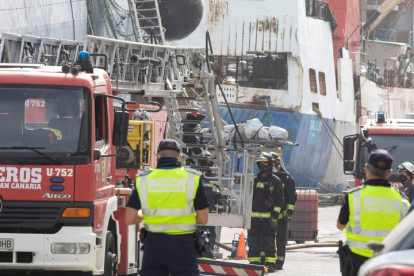 Los cuerpos de los tres fallecidos en el incendio del buque pesquero arrastrero ruso Sveaborg, atracado en el Puerto de La Luz y de Las Palmas, han sido rescatados este viernes. EFEQuique Curbelo