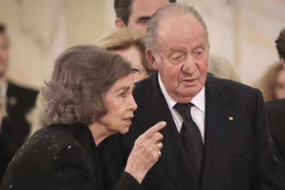 El rey emérito, Juan Carlos I, junto a la reina emerita, Sofía, en Bucarest