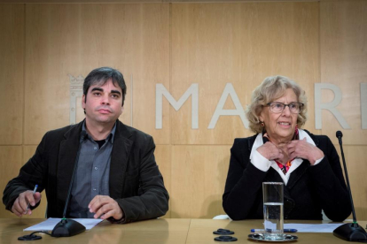 Manuela Carmena acompañada del edil de IU Jorge García Castano, el nuevo delegado de Hacienda.