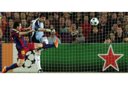 Iker Casillas despeja un balón ante Lionel Messi, hoy.
