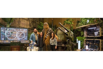 La leonesa Rut Villamagna en el set de rodaje de ‘Star Wars’ con los españoles Javier Coronilla y Clara Gómez junto al inolvidable Chewbacca y los robots R2-D2 y BB8. LUCASFILM