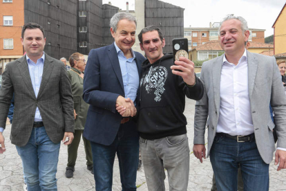 Rodríguez Zapatero saluda a un simpatizante, entre Javier Alfonso Cendón y Nicanor Sen, ayer, en Cistierna. CAMPILLO