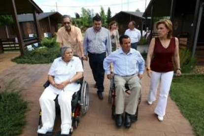 La consejera, a la derecha, visitó el campamento con los responsables de Aspaym, Predif y el alcalde