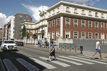 El paso de peatones, que ahora cuenta con 5 metros, se extenderá hasta superada la esquina del colegio Maristas San José. RAMIRO