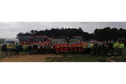 Foto de familia de los ochenta profesionales de la lucha contra incendios que participan en las jornadas de formación. DL