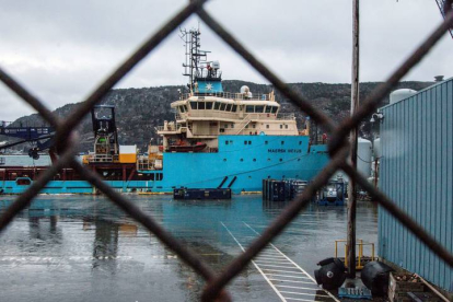 Fotografía del barco canadiense Maersk Nexus antes de que personal de una funeraria desembarcara los cuerpos de dos tripulantes del pesquero español Villa de Pitanxo hoy, en el puerto de San Juan de Terranova. JULIO CÉSAR RIVAS