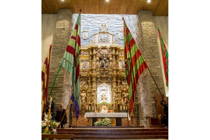 Los pendones de los ayuntamientos del Voto honran a la Virgen del Camino. F. OTERO PERANDONES
