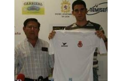 José Ramón posa con la camiseta de la Cultural en presencia de Cueto