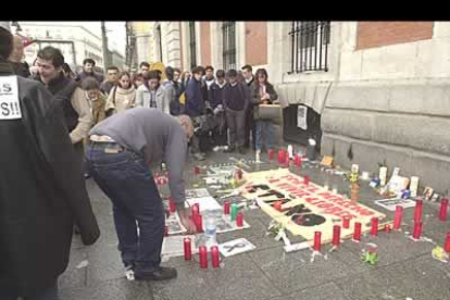Numerosos ciudadanos se acercan a encender velas en la Puerta del Sol