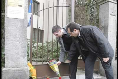 Españoles, que viven y trabajan en Suiza, depositan flores y velas en la entrada de la Embajada de España en Berna