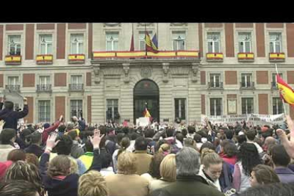 Cientos de personas se concentraron en la Puerta del Sol de Madrid para guardar un minuto de silencio en recuerdo de las víctimas