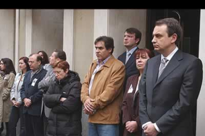 La Ejecutiva Federal del PSOE, con su secretario general, José Luis Rodríguez Zapatero,  y los trabajadores de la sede socialista de Ferraz, secundando el paro de quince minutos