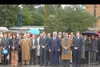 El presidente del Gobierno español, José María Aznar, acompañado por Zaplana, Acebes y  Arenas, así como del personal del Palacio de la Moncloa, durante el paro convocado al mediodía