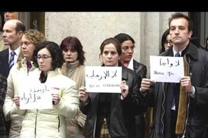 Algunos de los trabajadores que se sumaron a los paros sostienen pancartas escritas en árabe y castellano