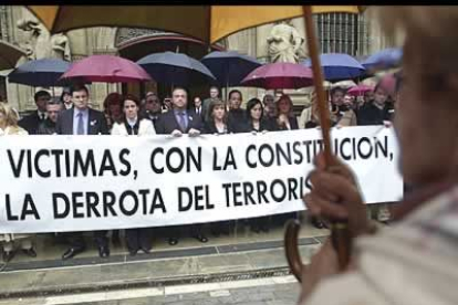 Cientos de estudiantes se dieron cita en el Rectorado de la Universidad para secundar la concentración en señal de duelo con las víctimas y repulsa por los atentados cometidos en Madrid.
