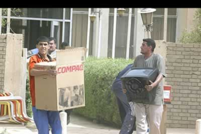 Imagen del saqueo de un local de la Policía en la ciudad de Bagdad