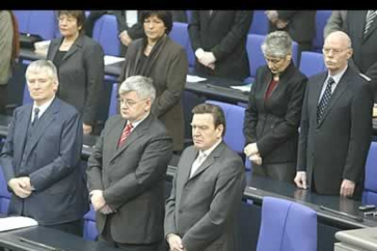 El Canciller Gerhard Schroeder y varios ministros, en pie durante el minuto de silencio en memoria de las víctimas de los ataques terroristasen el Budestag (Cámara Baja)
