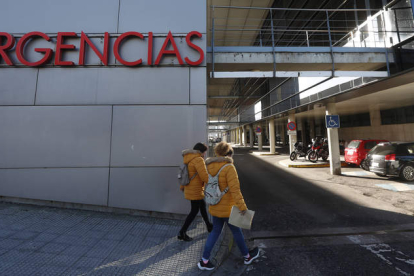 El servicio de Urgencias es la puerta de entrada del 65% de los ingresos hospitalarios en León y en él trabajan 30 médicos y 50 enfermeros. J.F.S.