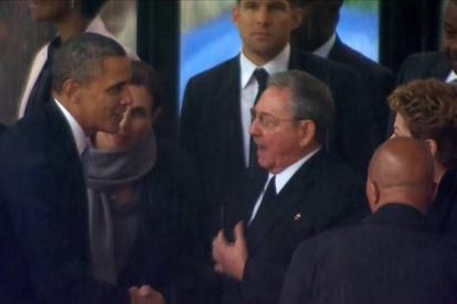 Momento en que Barack Obama le estrecha la mano a Raúl Castro, justo antes de que el presidente de EEUU de un discurso en una imagen de archivo.