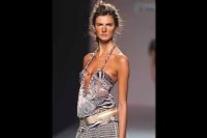 La colección de la diseñadora gallega toma algunas líneas clásicas del tópico del África colonial y las adapta a su concepción de la moda como algo que debe pasar por la feminidad y la elegancia.