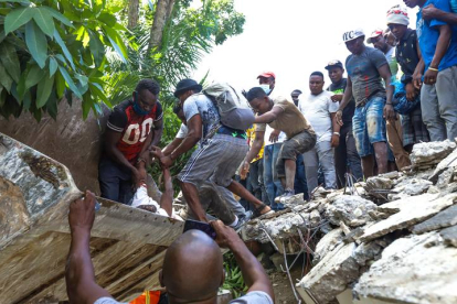 Grupos de personas realizan tareas de búsqueda de supervivientes tras un seísmo de 7,2 grados hoy, en Los Cayos (Haití). EFE/ Ralph Tedy Erol