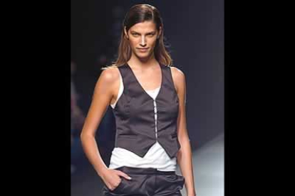 La modelo Laura Sánchez luce un conjunto de pantalón y chaleco con marcados aires masculinos.