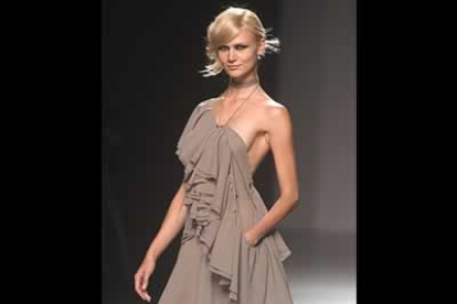 <b>Miguel de Palacio</b> presenta un vestido con volantes en chorreras, caida en diagonal. Color gris conocido como 