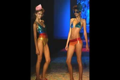 En cuanto a su línea de baño para la primavera-verano de 2005, la diseñadora ha postado por bikinis y trikinis multicolores y metalizados.