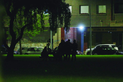 Un grupo de jóvenes celebra un botellón en un parque de la ciudad. FERNANDO OTERO