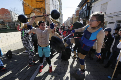 Niños en la inauguración del Carnaval de La Bañeza9. RAMIRO