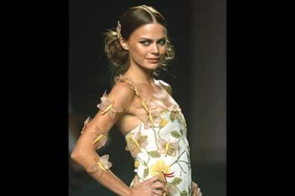 En la imagen uno de los modelos de Berhanyer, con mariposas bordadas sobre la prenda y superpuestas por los brazos.