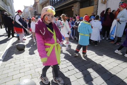 Una niña posa en la inauguración del Carnaval de La Bañeza. RAMIRO