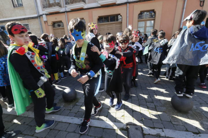 Niños en la inauguración del Carnaval de La Bañeza. RAMIRO