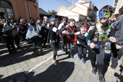 Más escolares en la inauguración del Carnaval de La Bañeza. RAMIRO