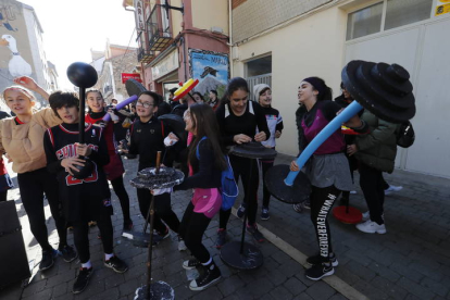 Escolares en la inauguración del Carnaval de La Bañeza. RAMIRO