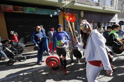 También los padres se sumaron a la inauguración del Carnaval de La Bañeza. RAMIRO