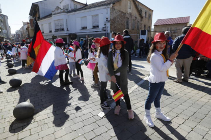 Escolares en la inauguración del Carnaval de La Bañeza. RAMIRO