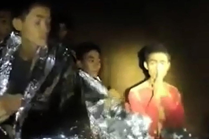 Tres de los niños atrapados en la cueva de Tailandia, en una imagen de un vídeo grabado por la Armada del país.
