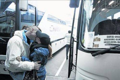 Despedida junto a un bus que va de Bulgaria a otros países de la UE.
