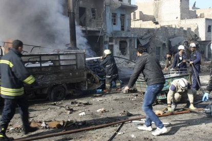 Efectos del bombardeo en el barrio sirio de Masaken Hanano, en Alepo, este domingo.