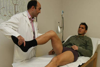 El doctor de la Cultural, Salustiano López, lleva años encargándose de velar por la salud de los jugadores del club leonés. RAMIRO