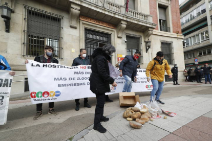 La protesta culminó frente a la subdelegación del Gobierno, donde varios hosteleros tiraron panes a modo simbólico. RAMIRO