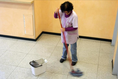 Una empleada de hogar, limpiando, en una casa de Barcelona