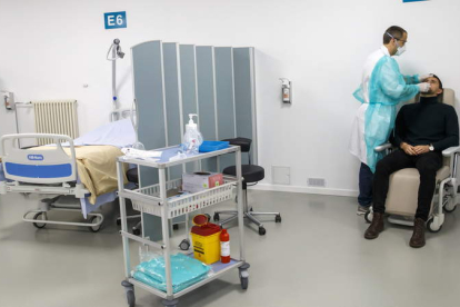Una persona es atendida en un centro de salud de Ginebra preparado para realizar pruebas de coronavirus.