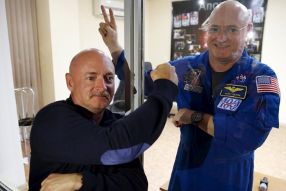 Los astronautas Scott Kelly (con traje espacial y gafas) y Mark Kelly (con bigote) unos días antes del despegue de la misión espacial.