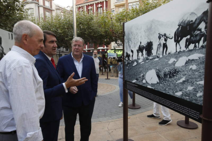 El codirector conservador del parque, Mariano Torre, el consejero, Juan Carlos Suárez-Quiñones, y el alcalde de León, Antonio Silván, inauguraron ayer la muestra. RAMIRO