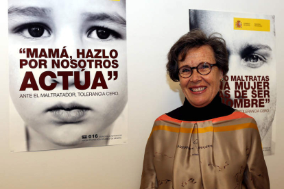 Lourdes Núñez Celada, voluntaria de Adavas, con los carteles oficiales de sensibilización contra la violencia de género.