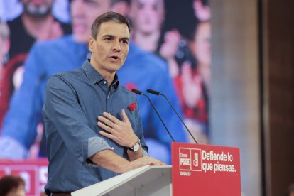 El presidente del Gobierno, Pedro Sánchez, ayer en un mitin en Cáceres. JERO MORALES