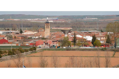 De izquierda a derecha y de arriba a abajo, plaza Mayor con la popular ‘mona’ y la iglesia parroquial al fondo, vista panorámica del pueblo, ermita de La Piedad, lavadero, grupo de pandereteras de Villademor y un palomar.