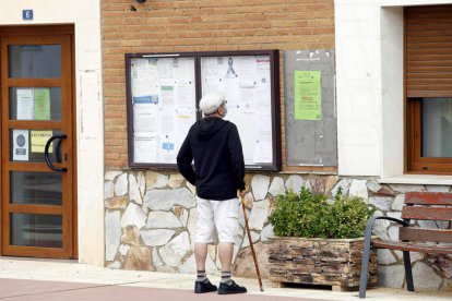 Un vecino de Santas Martas lee el comunicado remitido por el centro de salud. MARCIANO PÉREZ